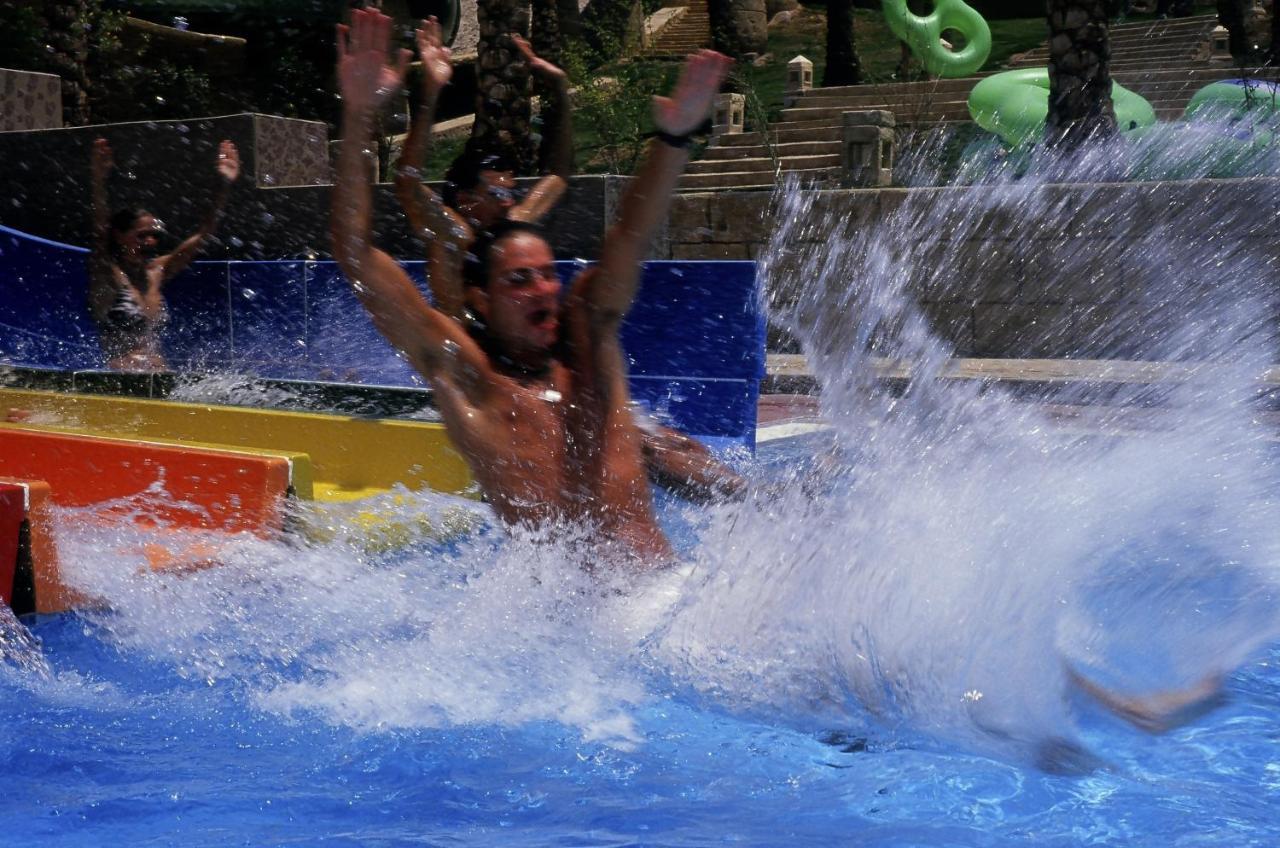 Sharm Dreams Vacation Club - Aqua Park Hotell Eksteriør bilde A water slide at Splash Island