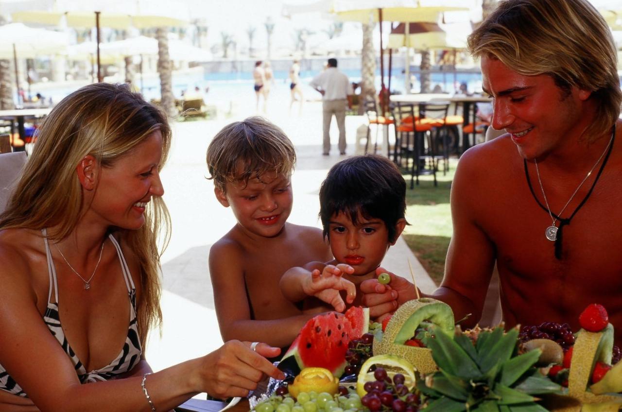 Sharm Dreams Vacation Club - Aqua Park Hotell Eksteriør bilde Family eating fruit