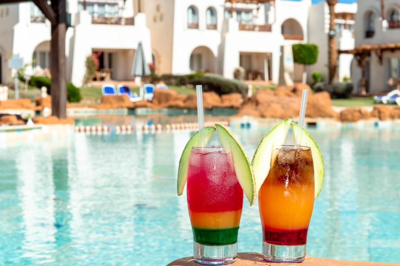 Sharm Dreams Vacation Club - Aqua Park Hotell Eksteriør bilde Cocktails at the pool